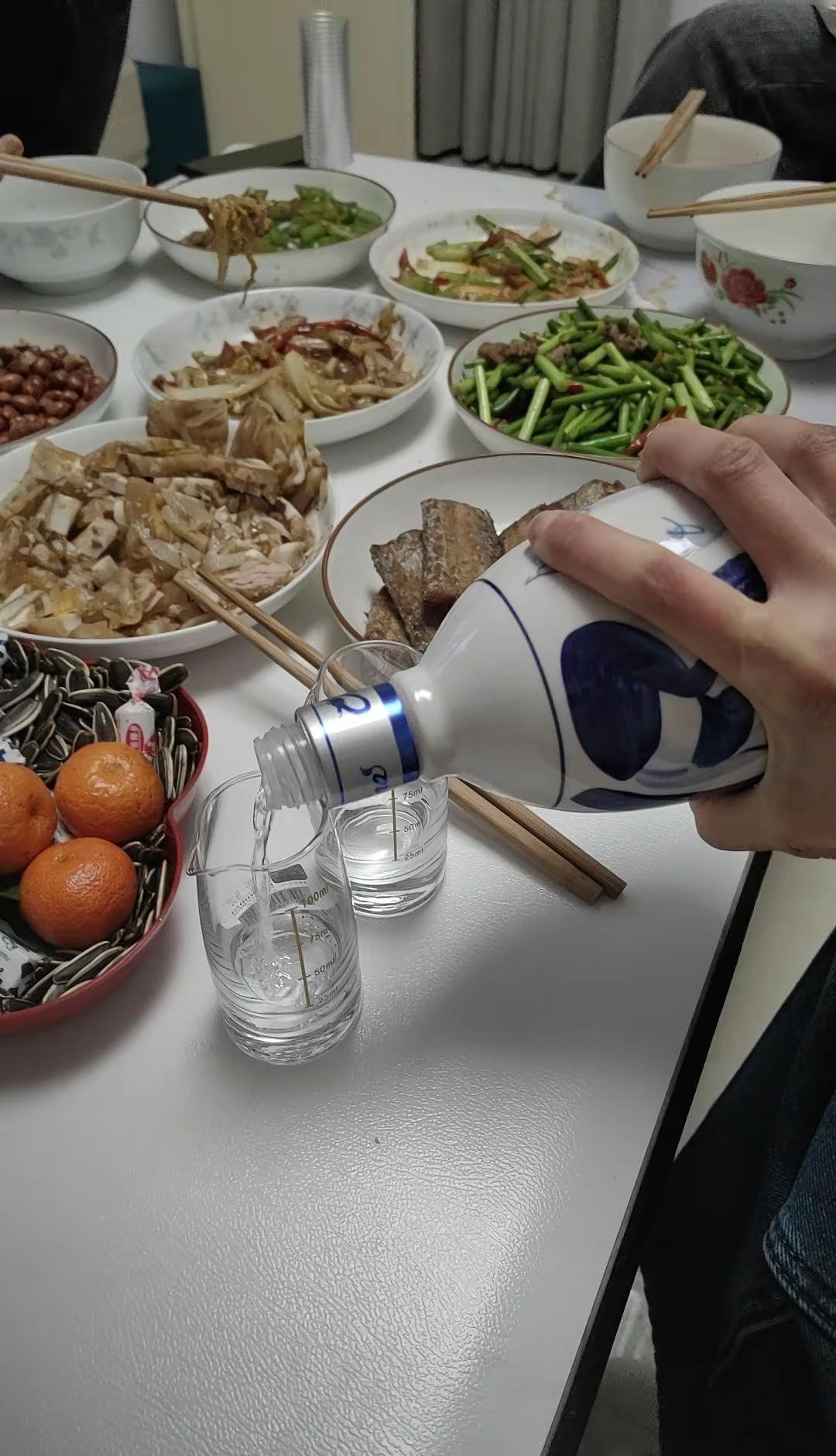 酒量是差的，爱喝是假的，只有氛围是真的😂😂😂女人要学会喝点小酒，不是为了应