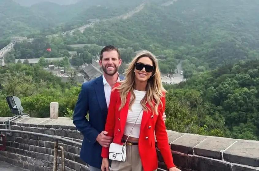特朗普结束访问飞回美国，但他的次子埃里克·特朗普及其妻子劳拉·特朗普还意犹未尽，