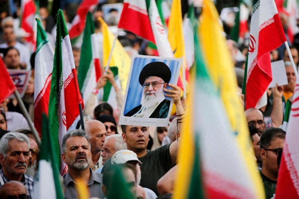 前几天还剑拔弩张，特朗普放狠话要在停火到期后继续轰炸伊朗，结果转头就松了口，应巴