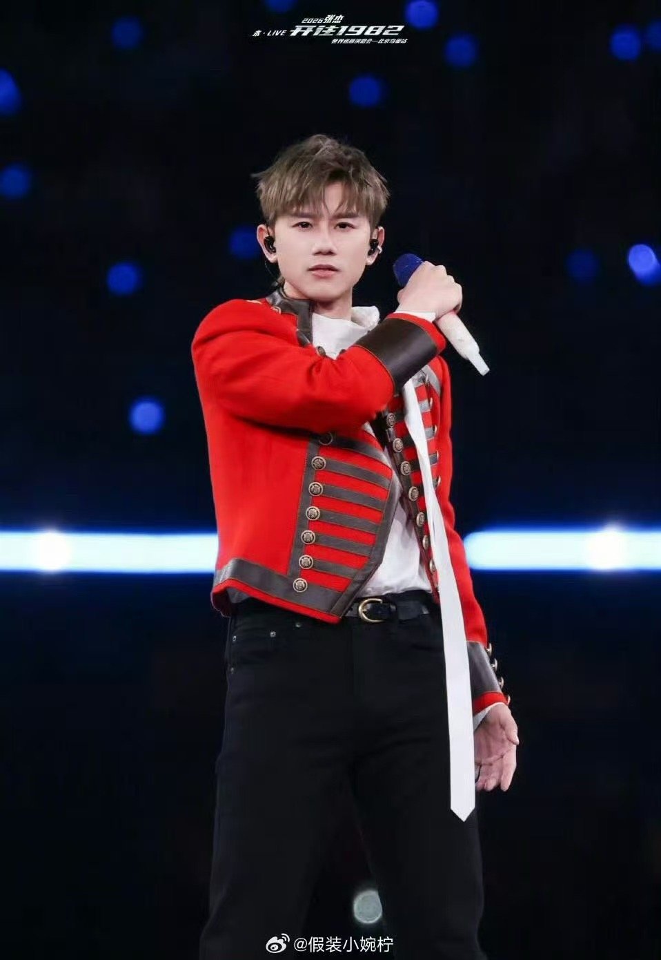 一扭头张杰又在鸟巢跑上800米了 张杰演唱会，确实像在看田径比赛。他满场跑，观众