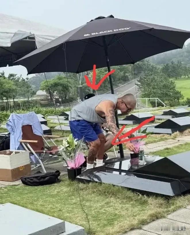 这一家子戏太多了吧！
男方炎炎夏日又出来表深情！一把太阳伞，一把椅子，吃着方便面