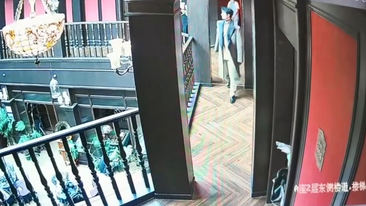[抓狂][抓狂][抓狂] 那俩女孩震惊中 ​​​
