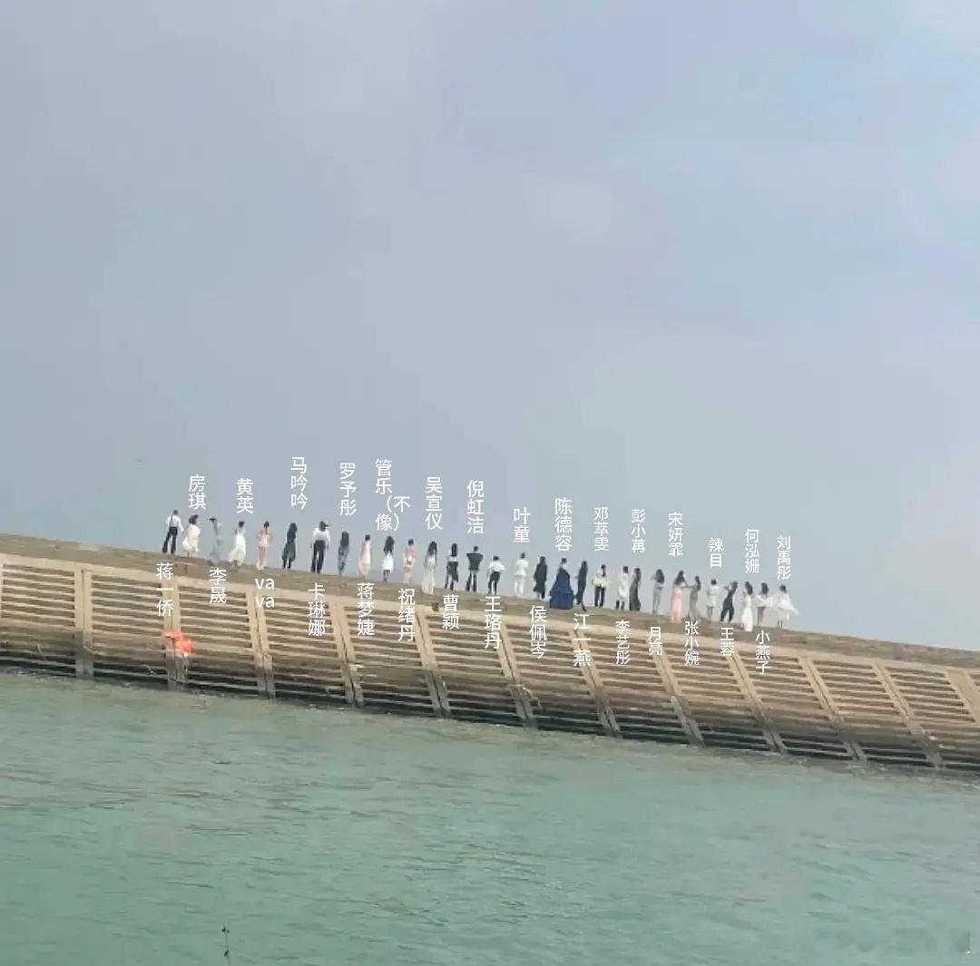 浪姐6主题曲MV拍摄路透里的站位：叶童是C位吧？吴宣仪祝绪丹站一起[哪吒嘟嘴][