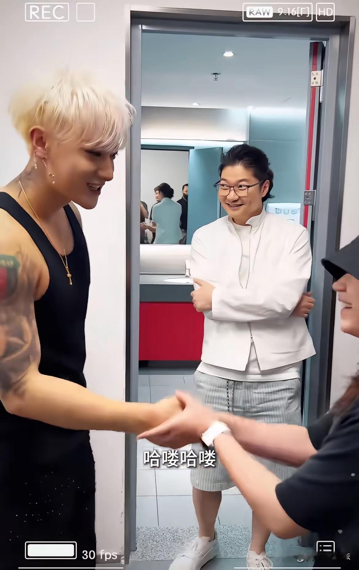 因为黄子韬，王鹤棣才线下正式认识婵妹，就这点牵线搭桥的人脉，把黄子韬给得意坏了。