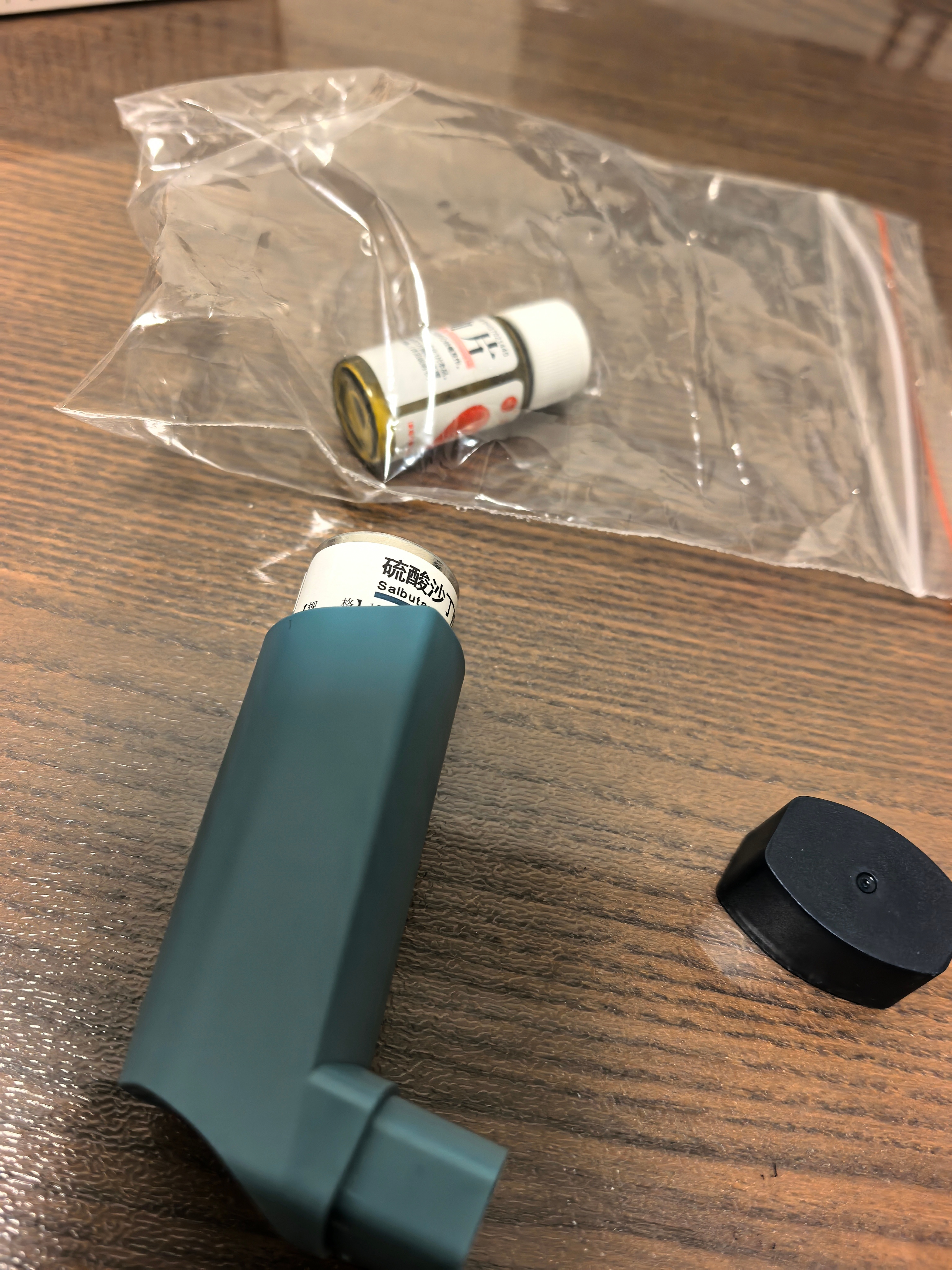 低头看了会手机，嗓子突然嘶啦嘶啦的疼，然后觉得呼吸开始困难，火速去包里摸药。站起