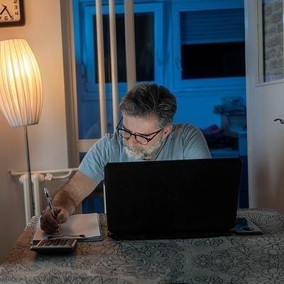 存钱守稳，是当代人的清醒
一位经济学家说：现在的人越来越清醒了。攒到三四十万存款