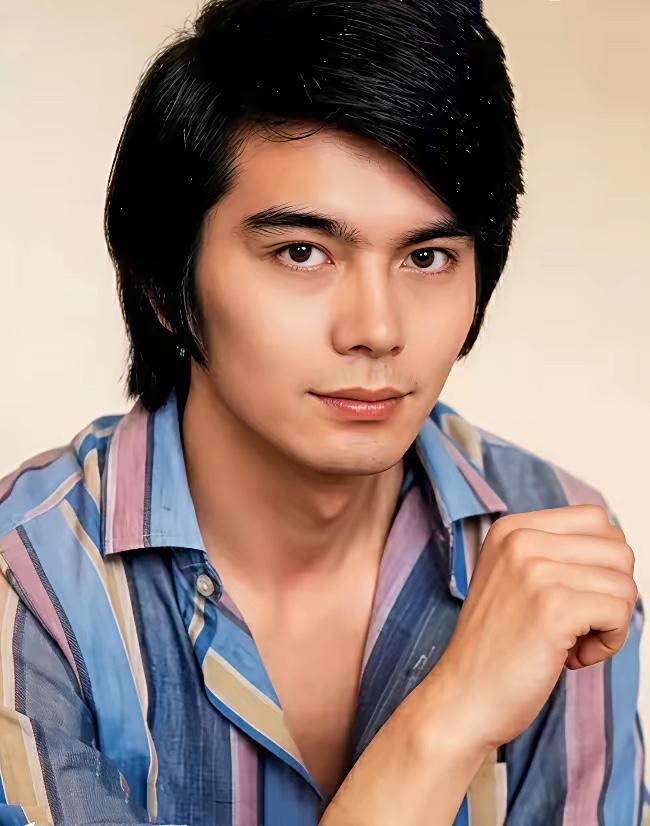 像许亚军这种浓眉大眼的男生，如果追女生的话，怕是都没什么抵抗力吧？

许亚军的颜