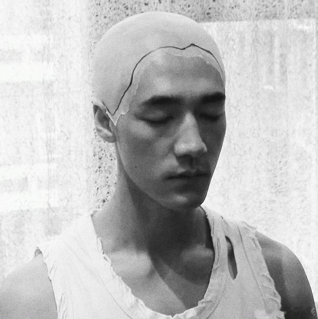 此沙光头造型 此沙为《镖人》解锁光头新造型，本是工作所需，却意外帅出新高度，不靠