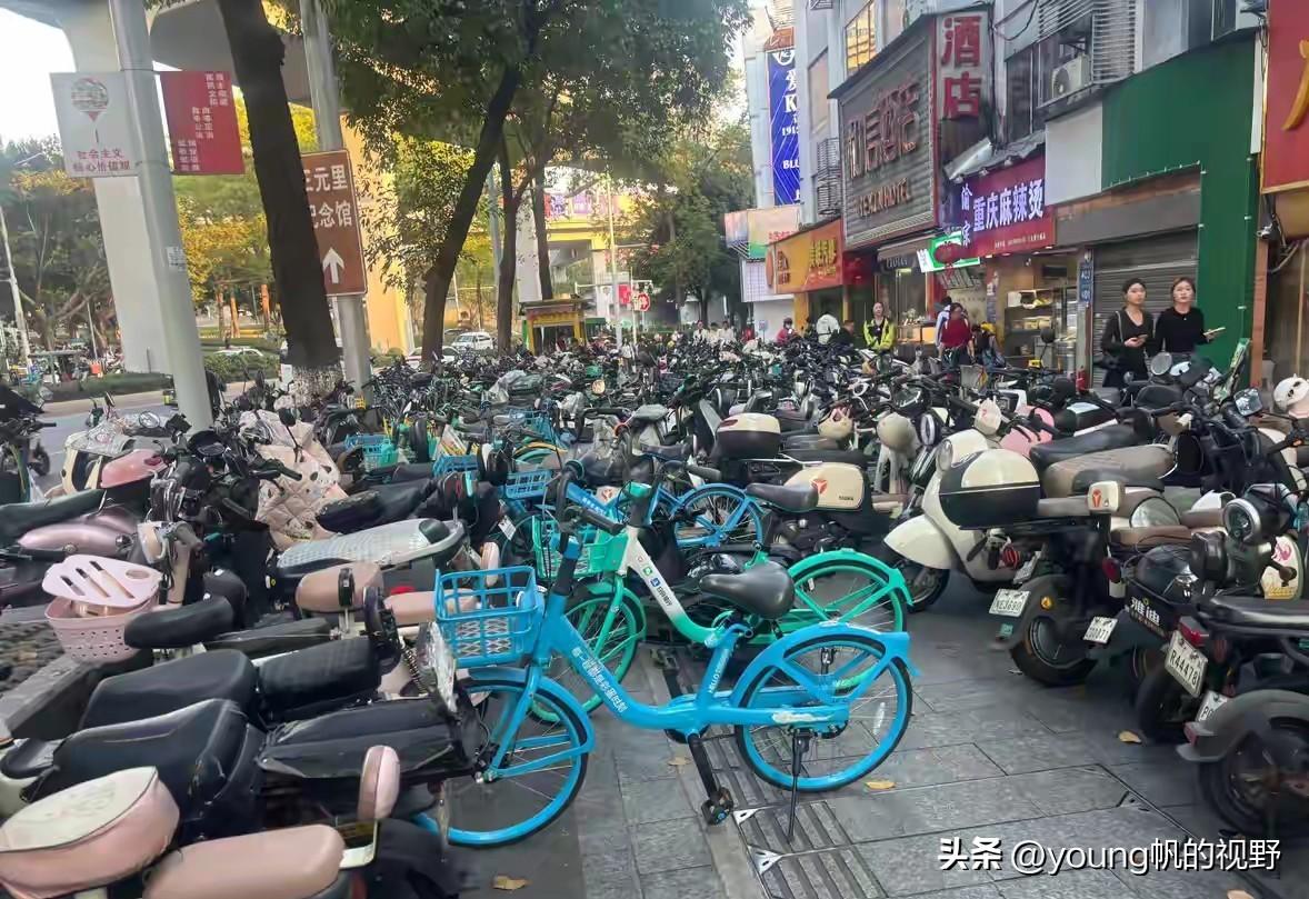 广州可能应该要好好管理一下非机动车辆的问题了。有网友在广州白云三元里附近的道路边