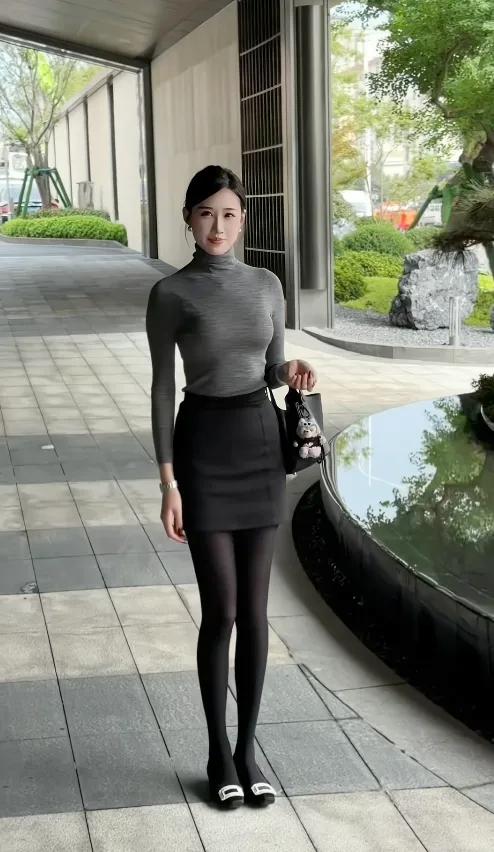 这姑娘穿得真优雅！