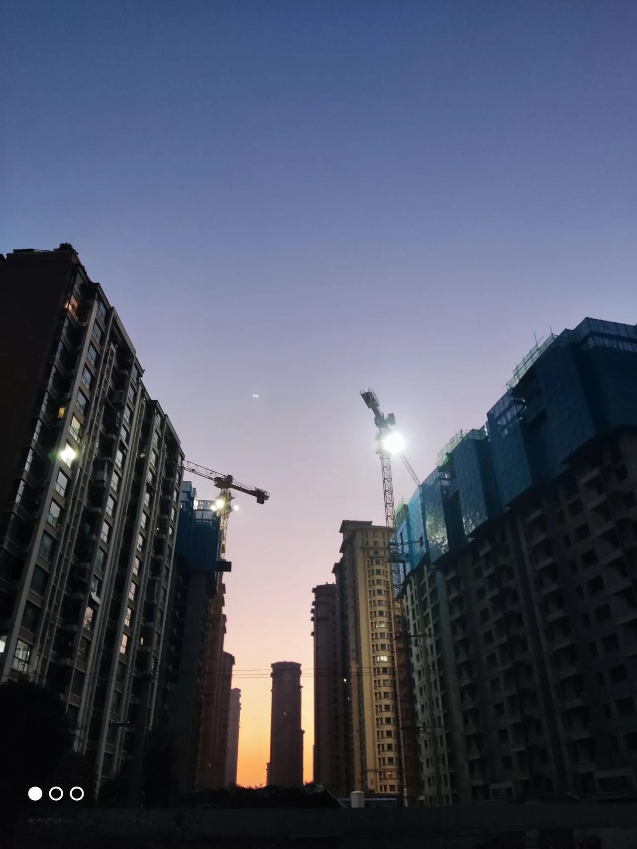 #拍一张我的城市美景#
冬日的早晨六点钟，东方已经渐渐出现红缊，因为是周末，大部