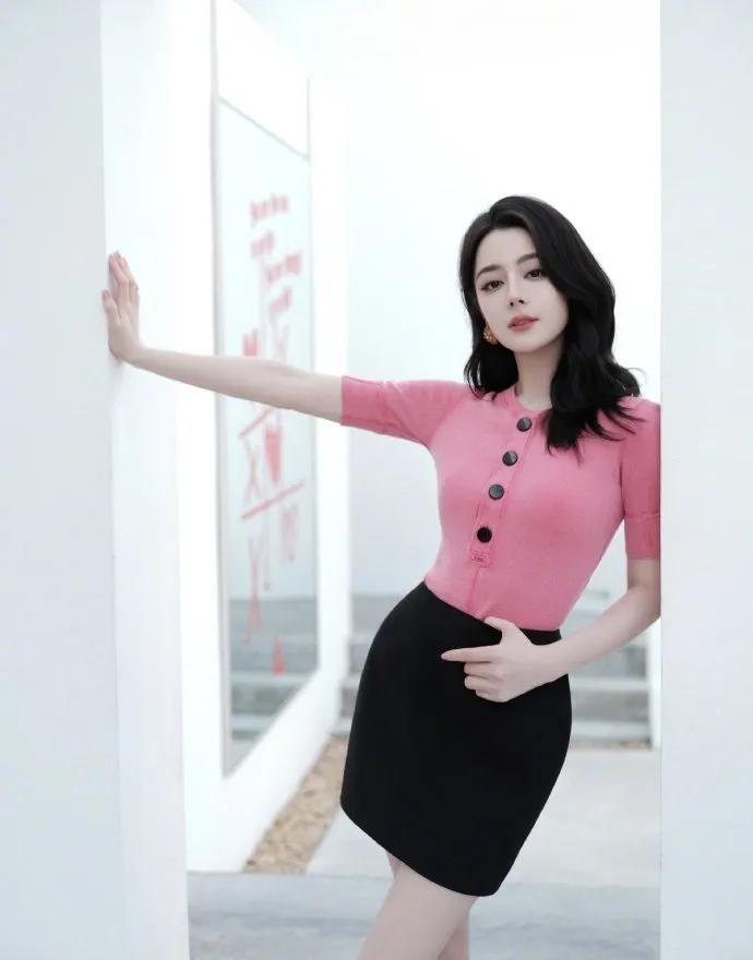 优雅粉黑搭配，都市女性风范！