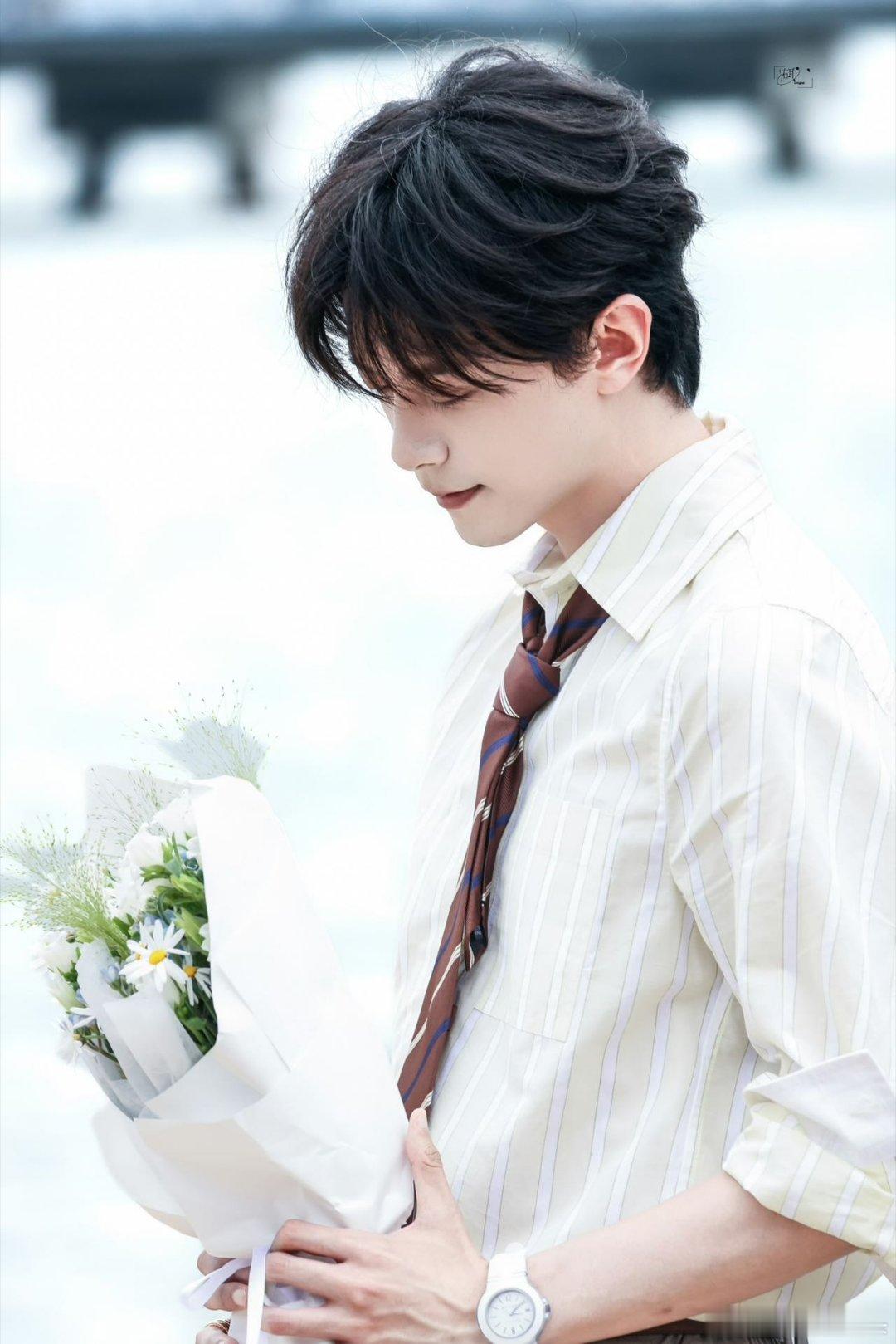 邓凯五四晚会路透邓为魏大勋邓凯五四晚会录制路透邓凯现身深圳五四晚会录制，简约造型