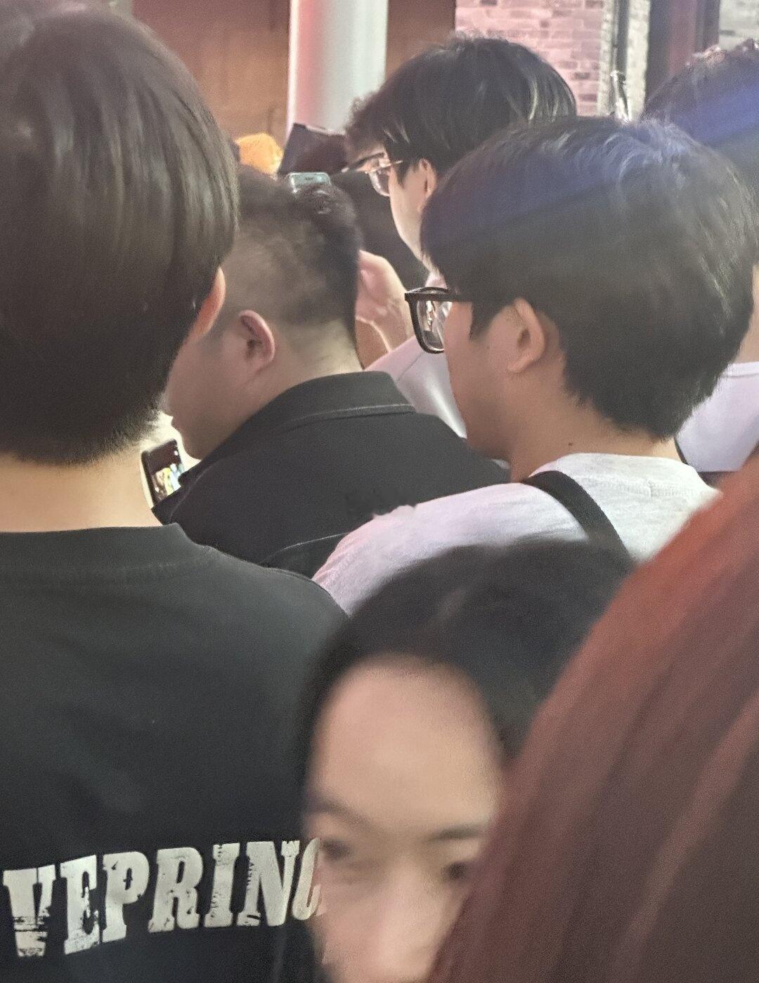 杭州无畏契约活动现场有男的性骚扰
事情经过—刚刚在看coser这边的排队拍照，后