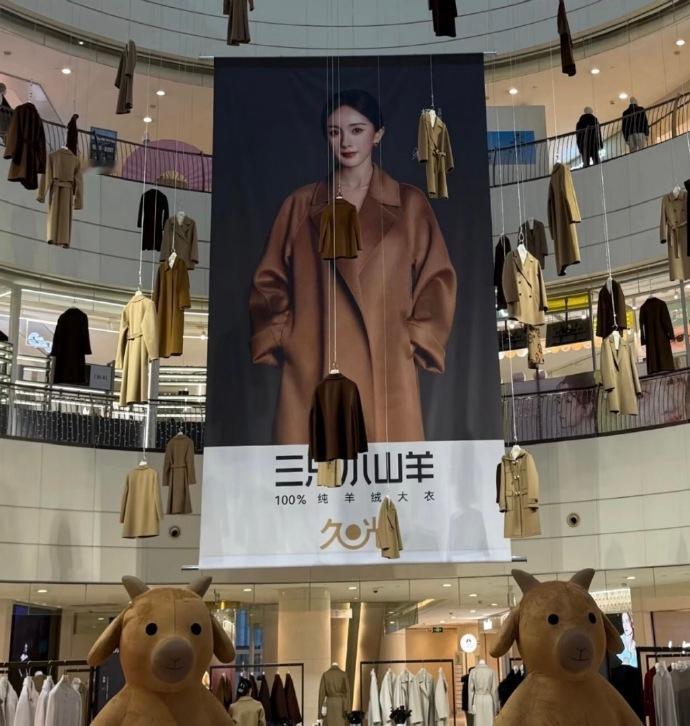 商场被指吓人悬空大衣已撤下 有大海报不就得了，整这活儿干啥？不理解小孩想象力这么