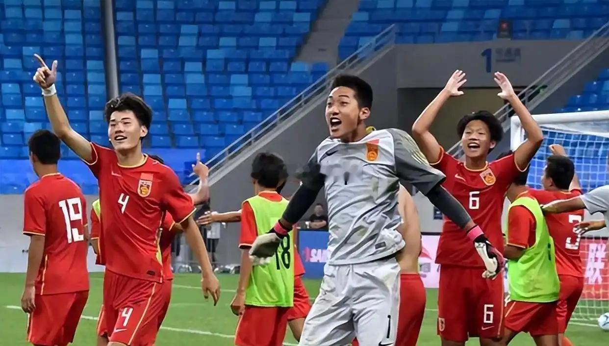 中国U15男足在东亚杯首战0-3惨败日本队，暴露青训体系与比赛经验两大短板。主帅