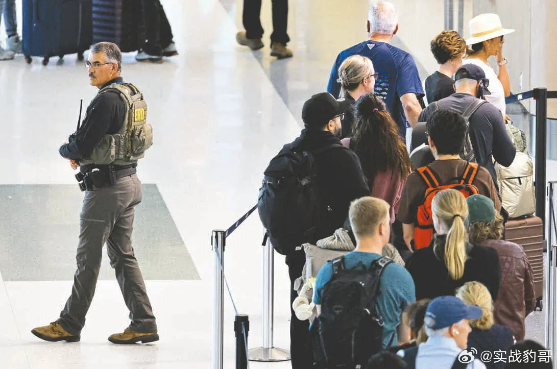 本周，来自拥挤不堪的美国各地机场现场。图片依次为：休斯敦乔治·布什洲际机场、纽约