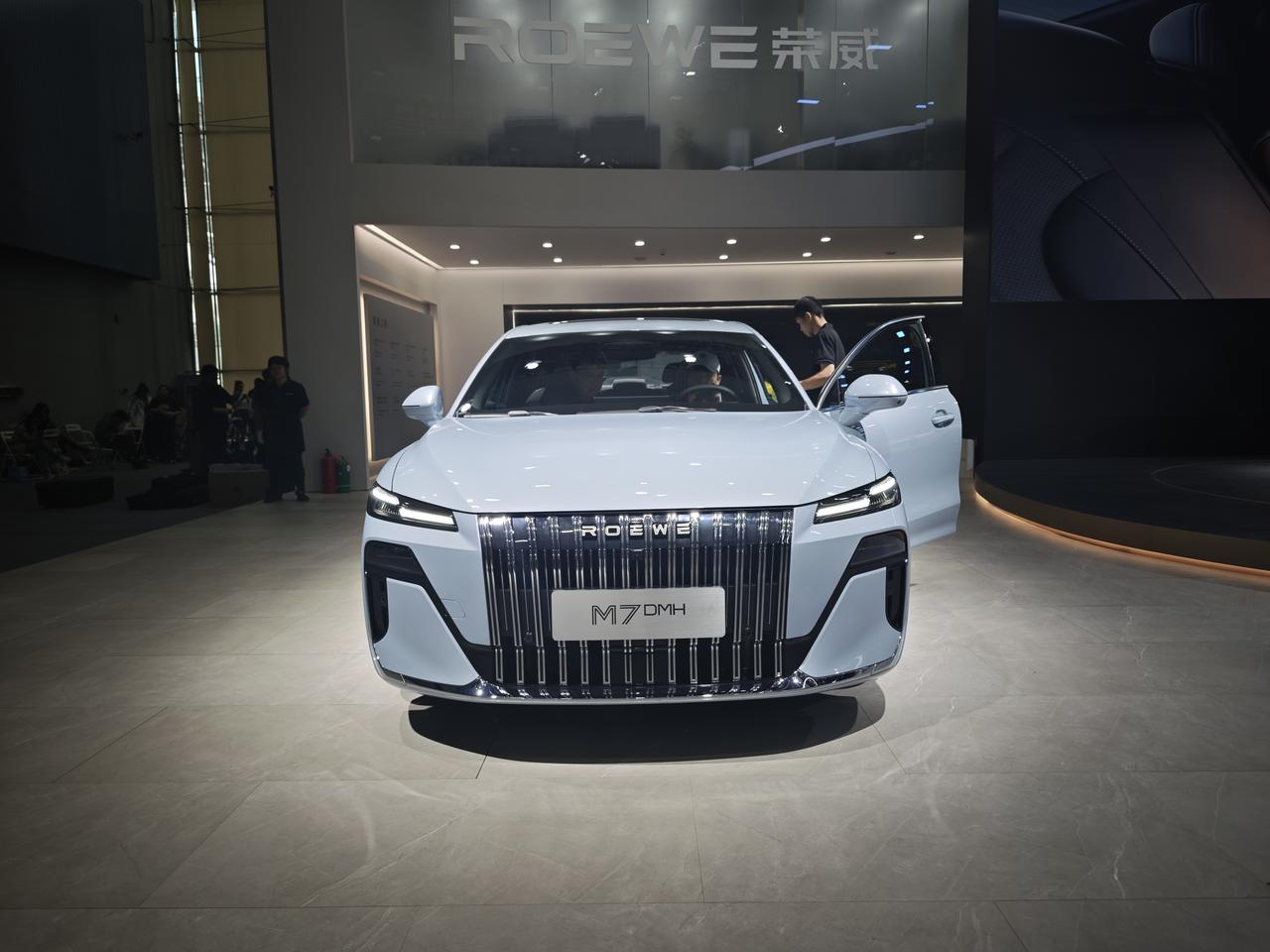 在 2025 广州车展 5.2 号馆荣威展台，荣威 M7 DMH 的表现令人关注