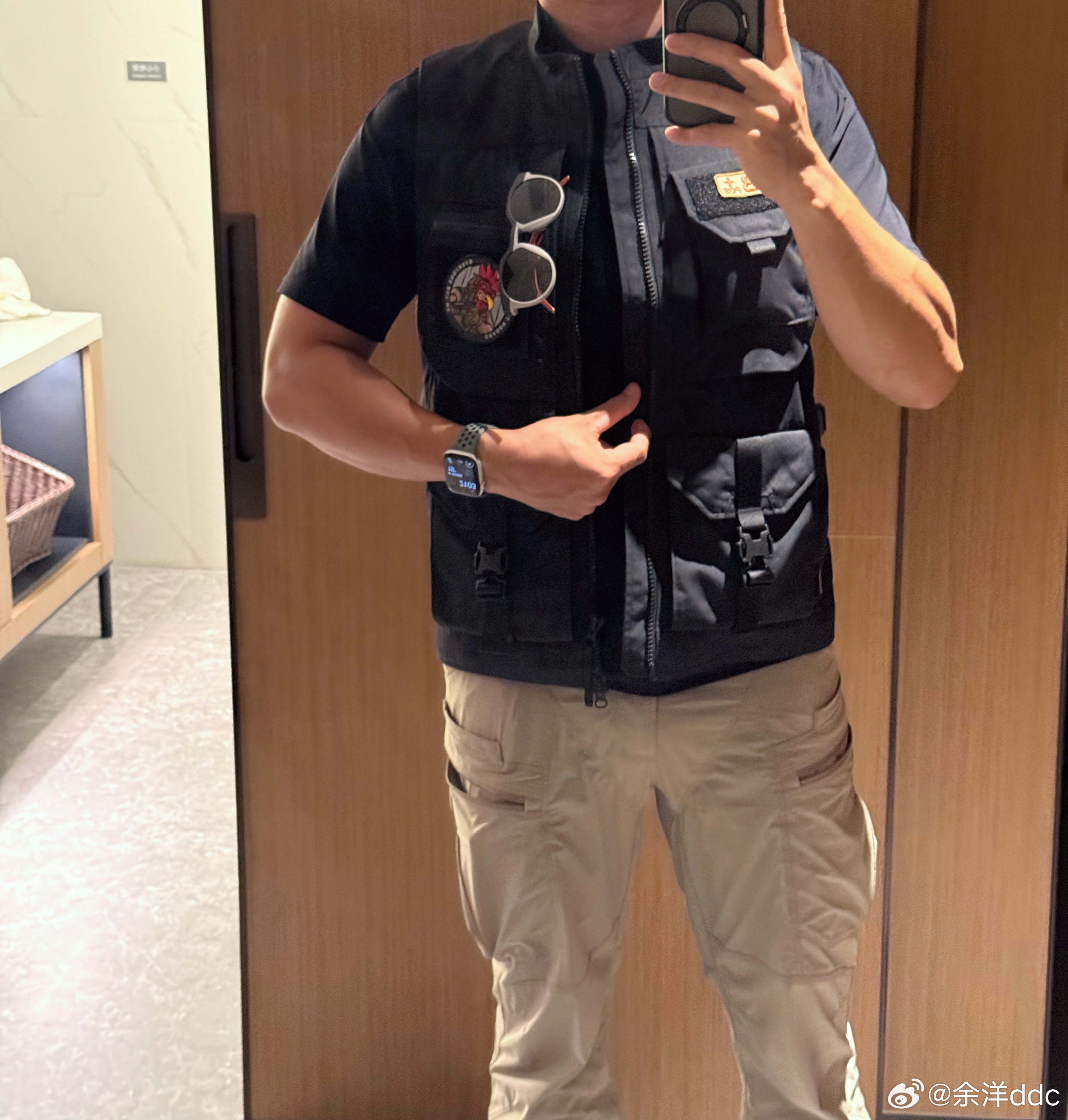刚找房卡找了5分钟，我数了一下，这一身一共有22处储物空间[泪奔] ​​​
