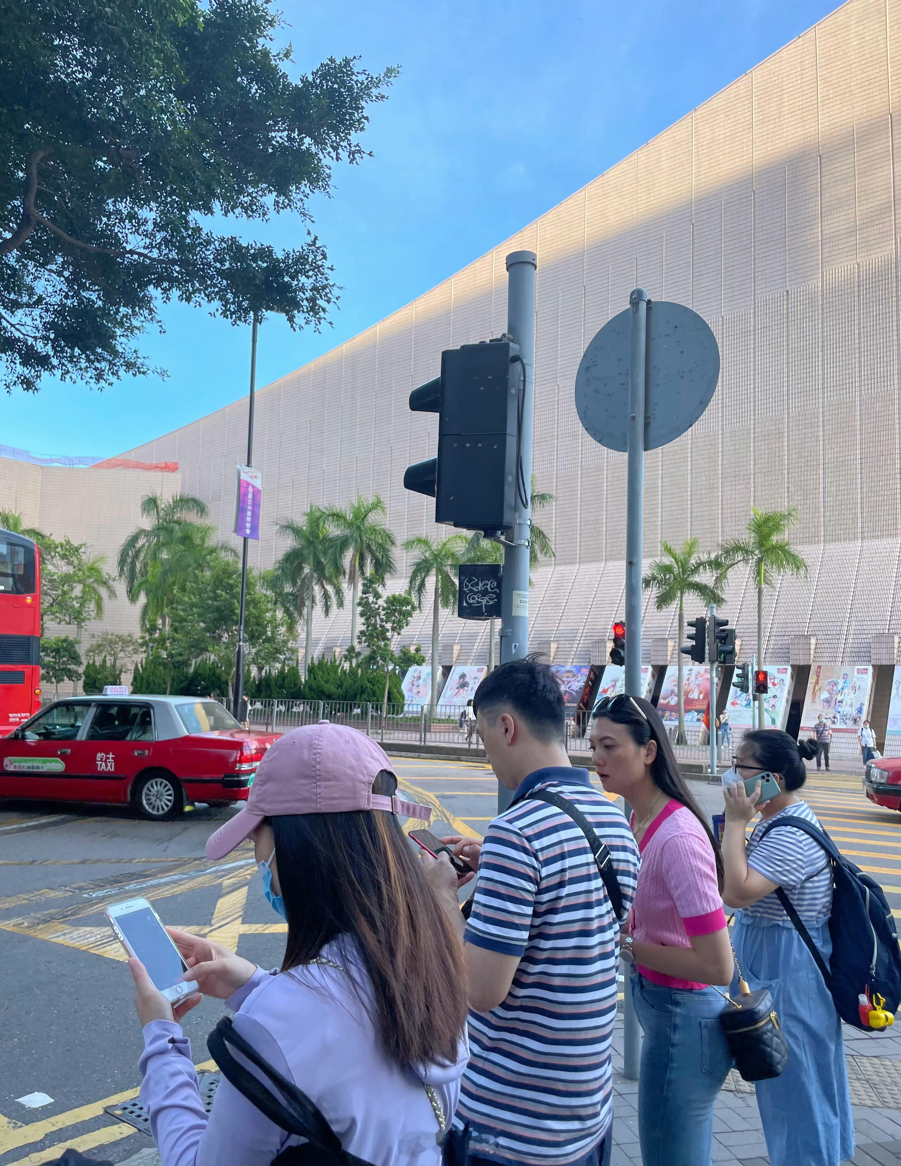 香港满大街随处可见home键iPhone。 ​​​