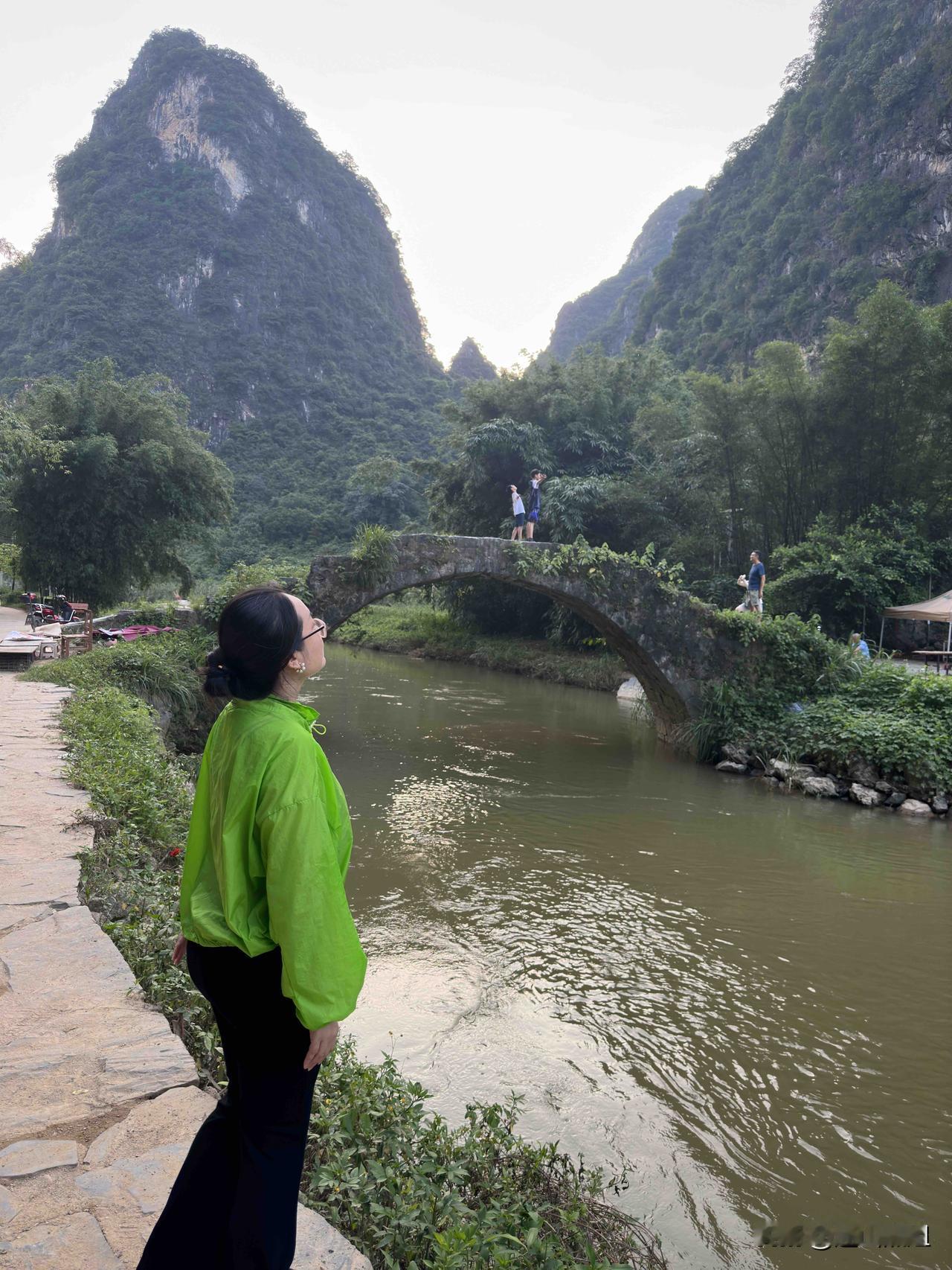 英德市黄花镇古桥：一座由石头切成的拱桥。每天都有很多游客过来这里打卡。我就在这些