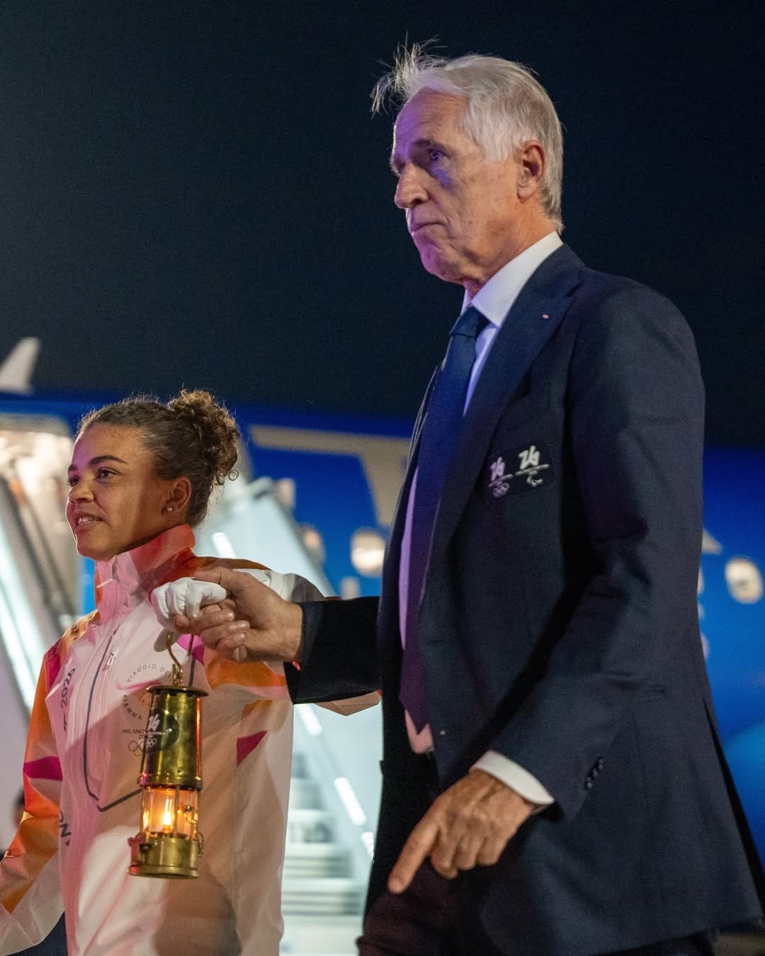 米兰冬奥会即将到来！保利尼提着奥运火种下飞机……她在意大利的咖位很大哟已经连续两