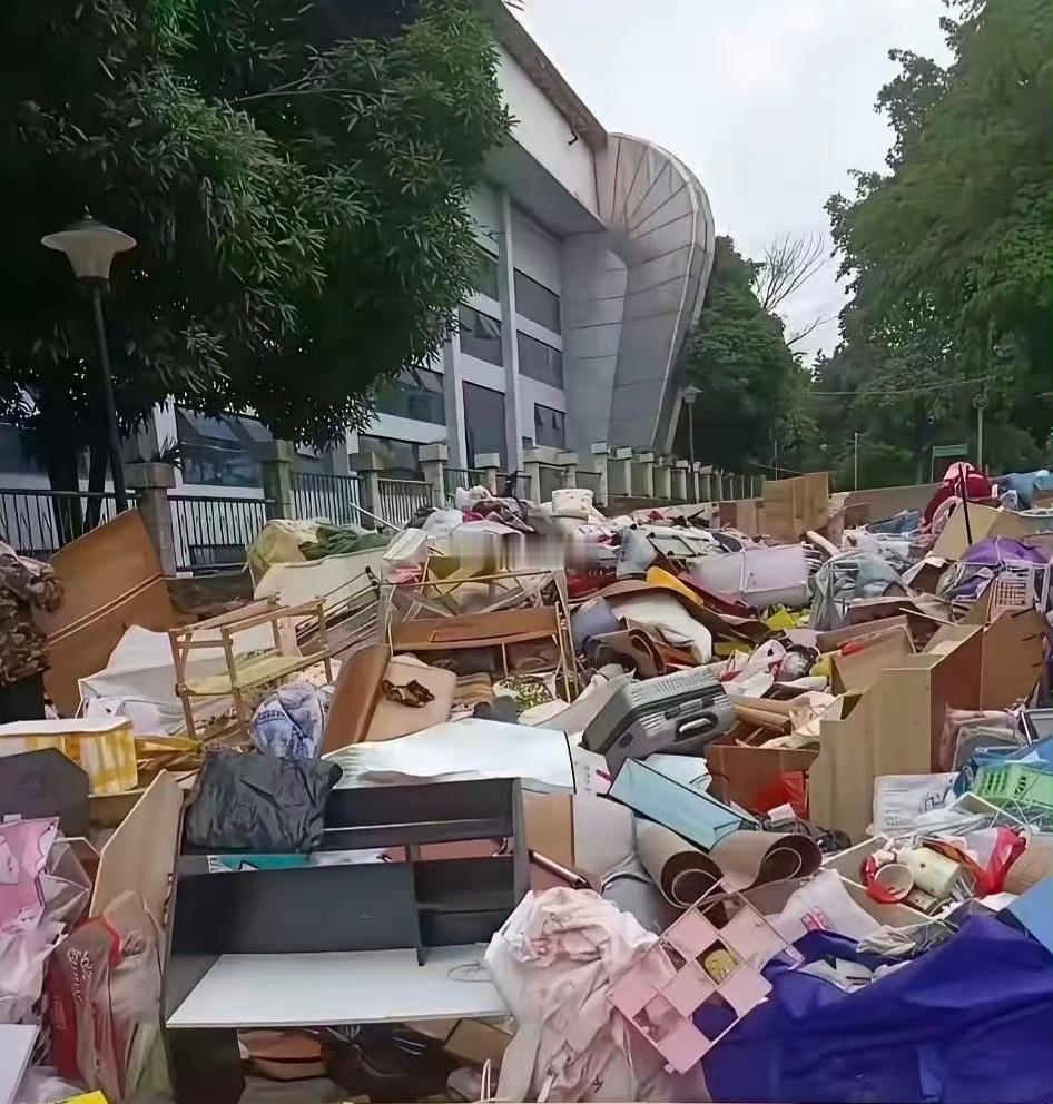 现在的大学生真奢侈！父母花钱买的东西，毕业后说扔就扔了，不懂得父母艰辛。 ​​​