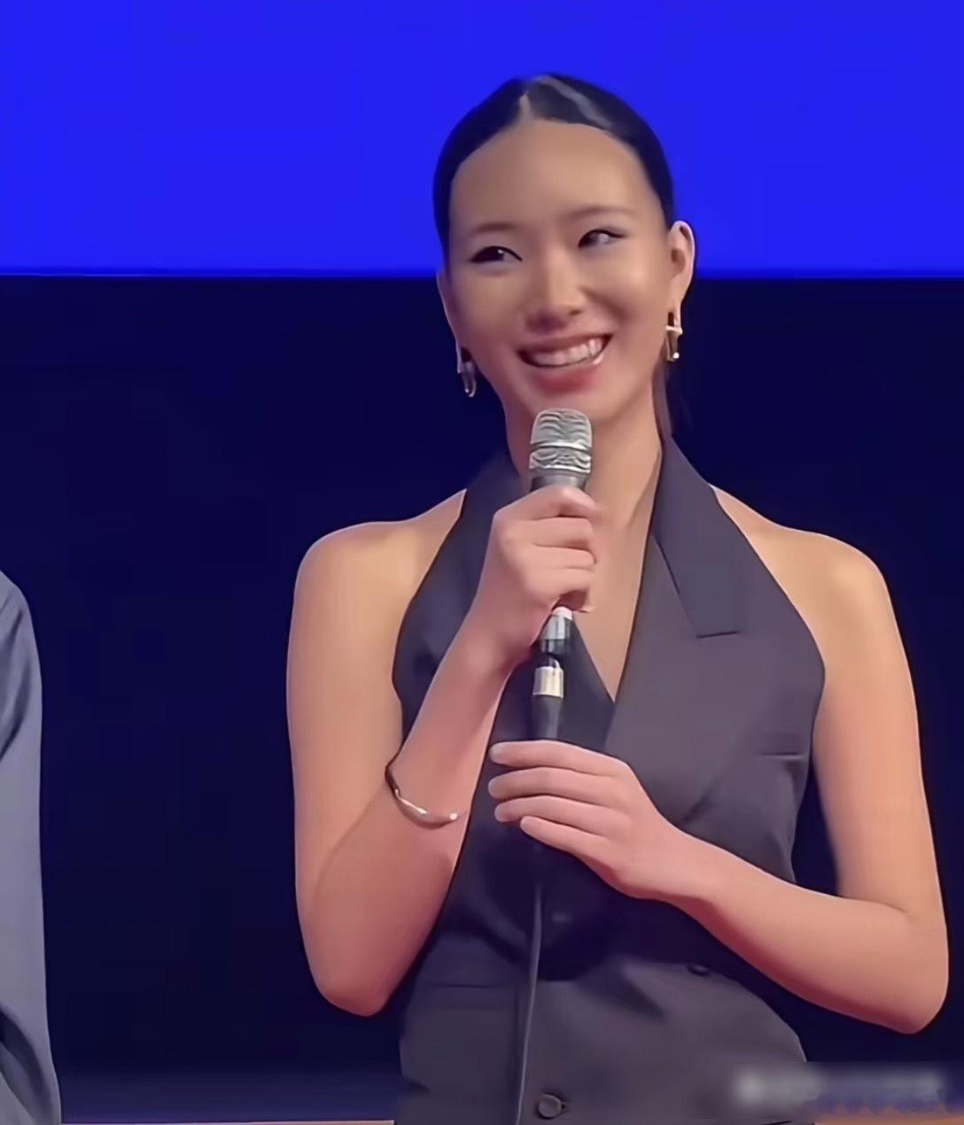 小s大女儿看着好成熟啊，她才20岁。 