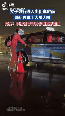 “太尴尬了！”7月10日，上海一名女子在大雨中没法打车回家，她看到一辆出租车停着