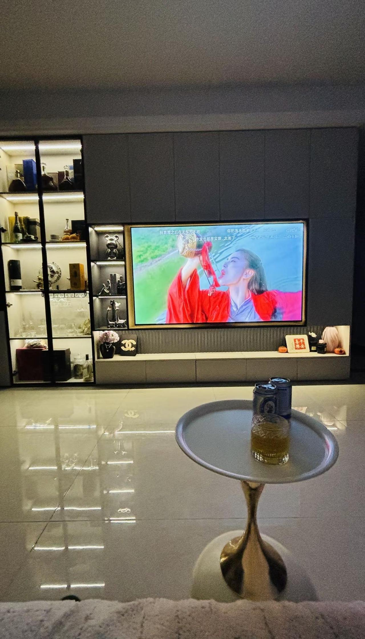 “成年人的解压方式，不用迁就，不用解释，小酌两杯，和自己和解。”🍻