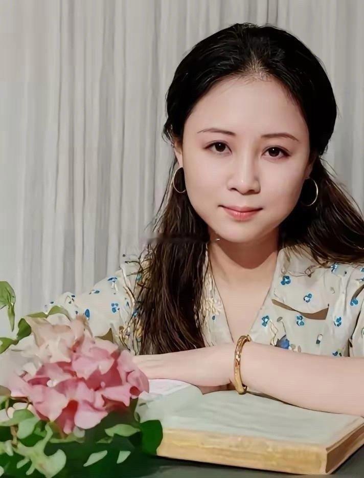 琼瑶年轻时的风姿绰约，才情出众，可谓才貌双全。她出身于一个底蕴深厚的家庭，母亲系