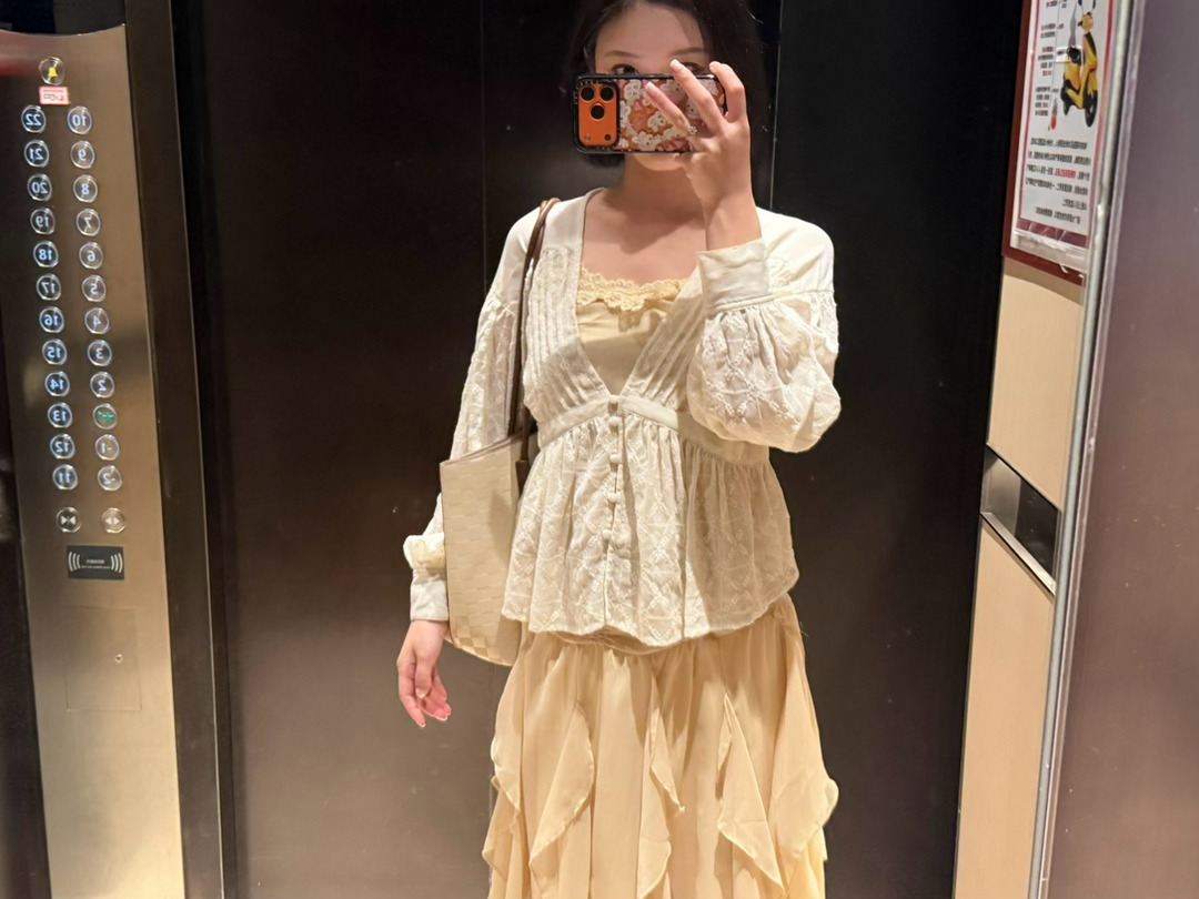 本来打算穿昨天那套 临行前换了一套 感觉这套更适合我诶