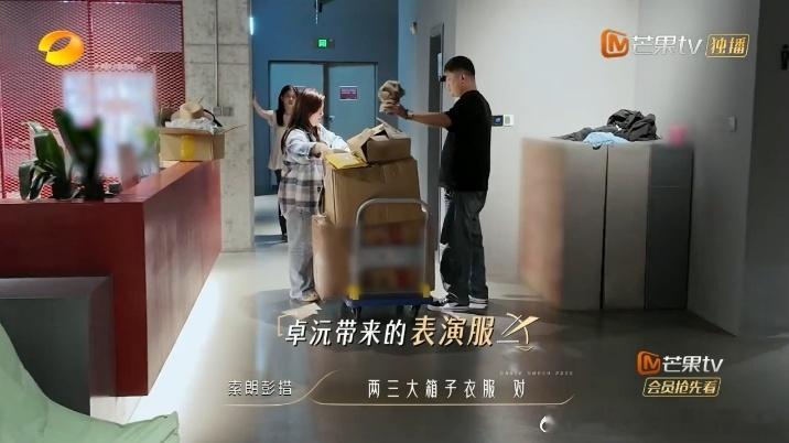 卓沅把舞伴当孩子投喂卓沅回应淘汰卓沅人在国外，一直记挂舞伴的舞台事宜，电话询问尺