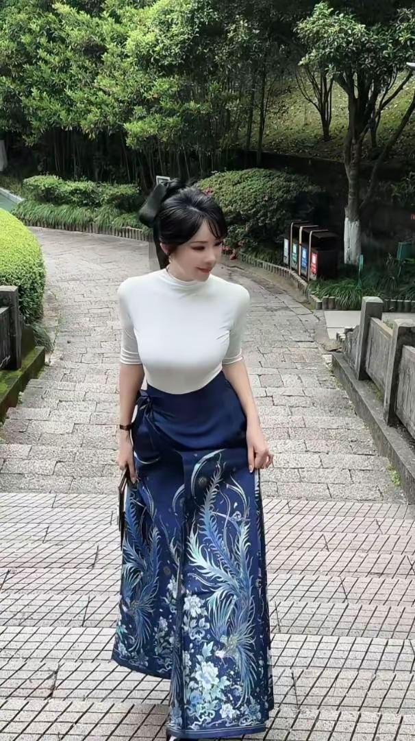 主角登场。黑色长裙搭配高跟鞋 适合高跟鞋搭配的连衣裙
