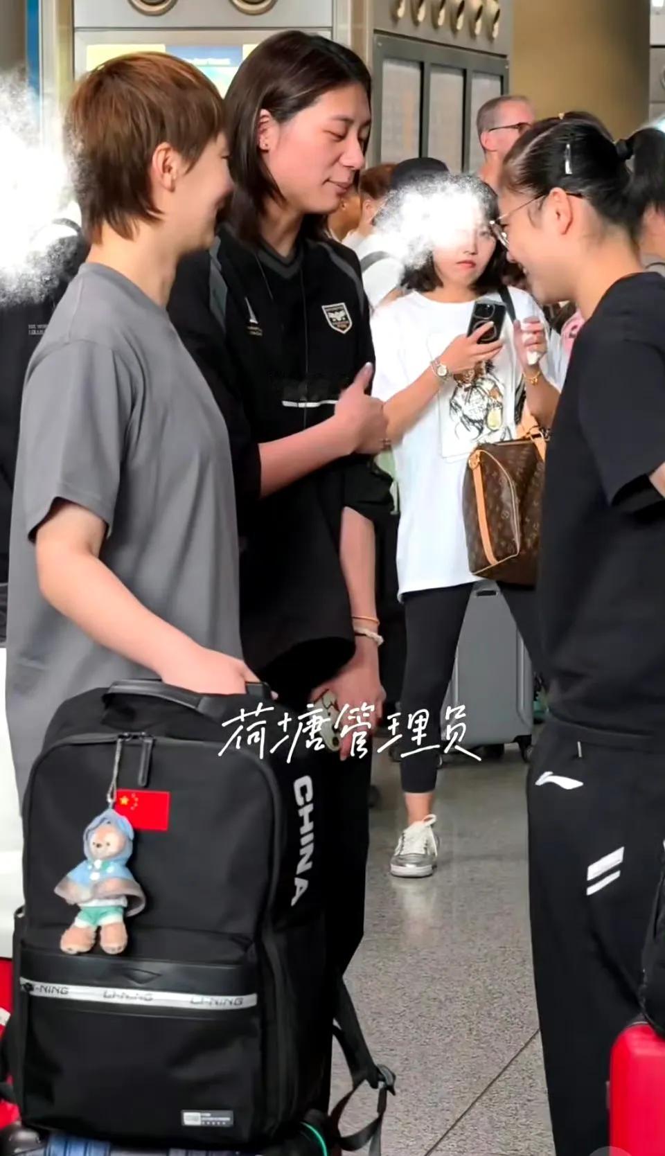 曼昱、陈熠、徐奕[赞]，
曼昱这三姐妹真是要好啊[笑哭]，
三个人出发横滨就是一