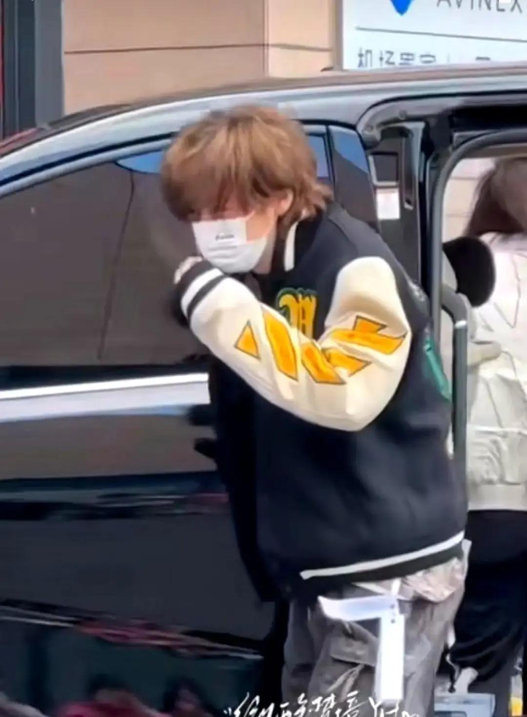 上海车展刚开幕，比亚迪展台直接摆出一辆能横着开、原地掉头的仰望U7。

现场人挤