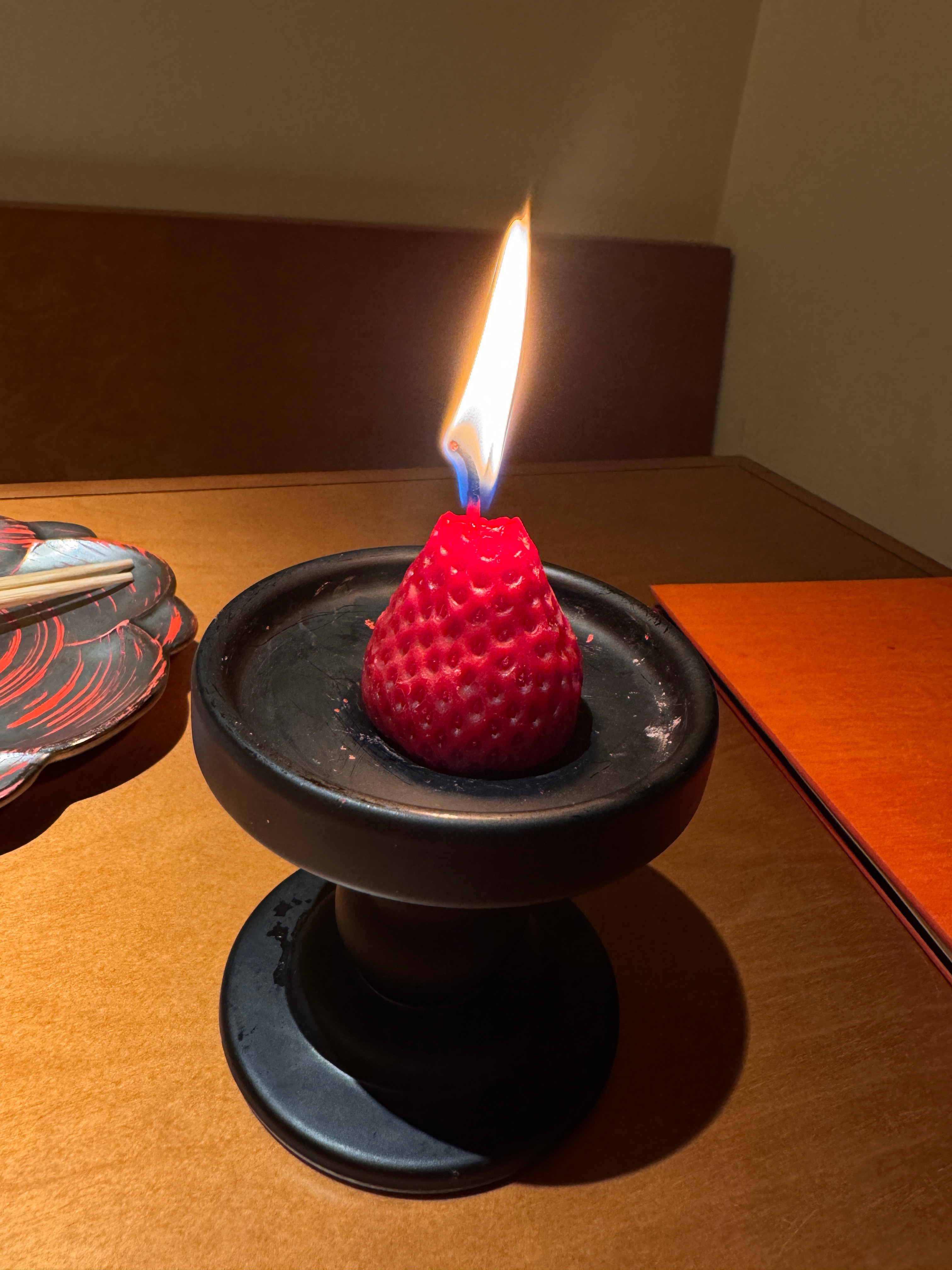 还好有秋晨在，不然我都把这蜡烛吃了……你说说，你往餐桌上放个草莓🍓那我肯定以为
