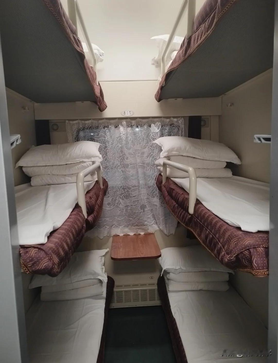 而且靠近车厢门口，人员走动频繁，夜间开关门、聊天喧哗更容易影响休息。行李也不如上