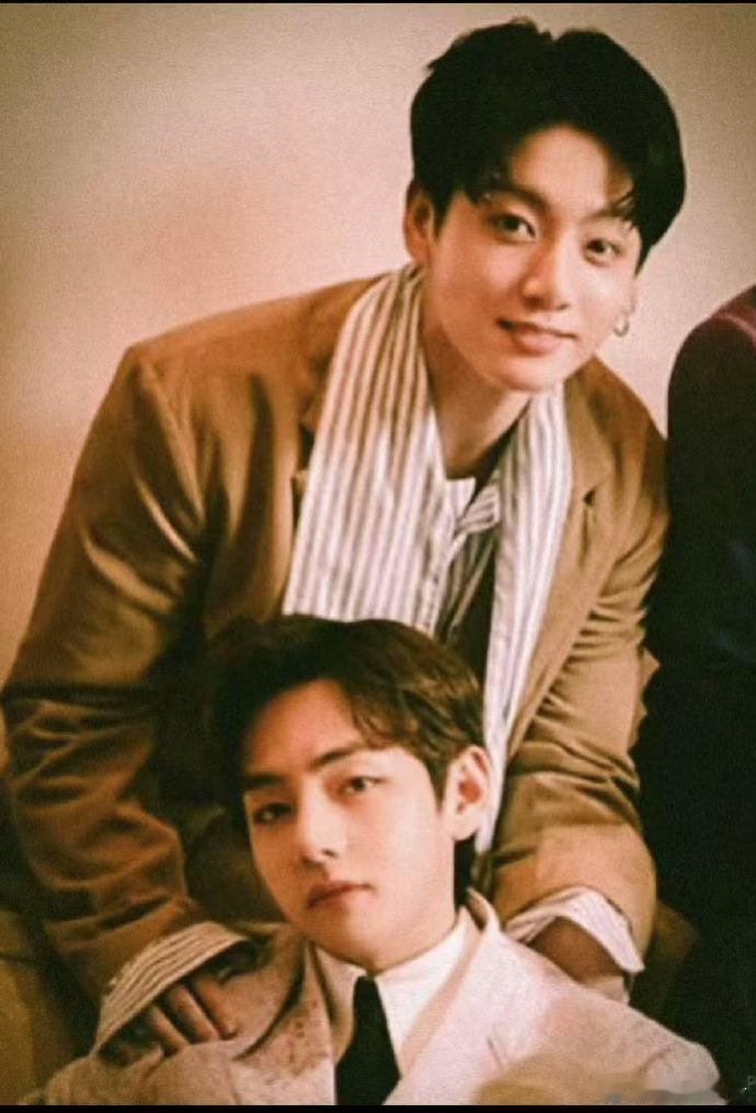 这个站位超赞，正泰与 taekook 氛围感拉满，随性又和谐，让人不禁为之眼前一