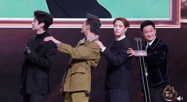 王嘉尔帮吴京翘兰花指白敬亭陈伟霆王嘉尔模仿吴京招牌动作