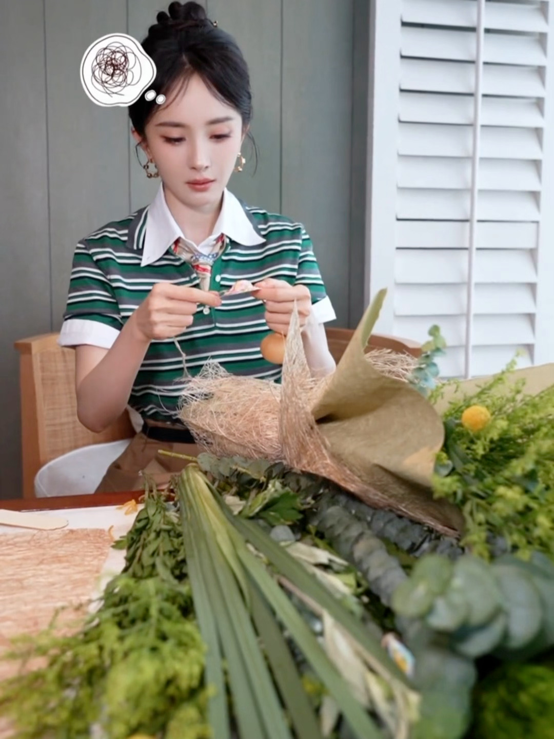 杨幂 ym 杨幂剪皮筋崩到手的反应怎么可以这么可爱