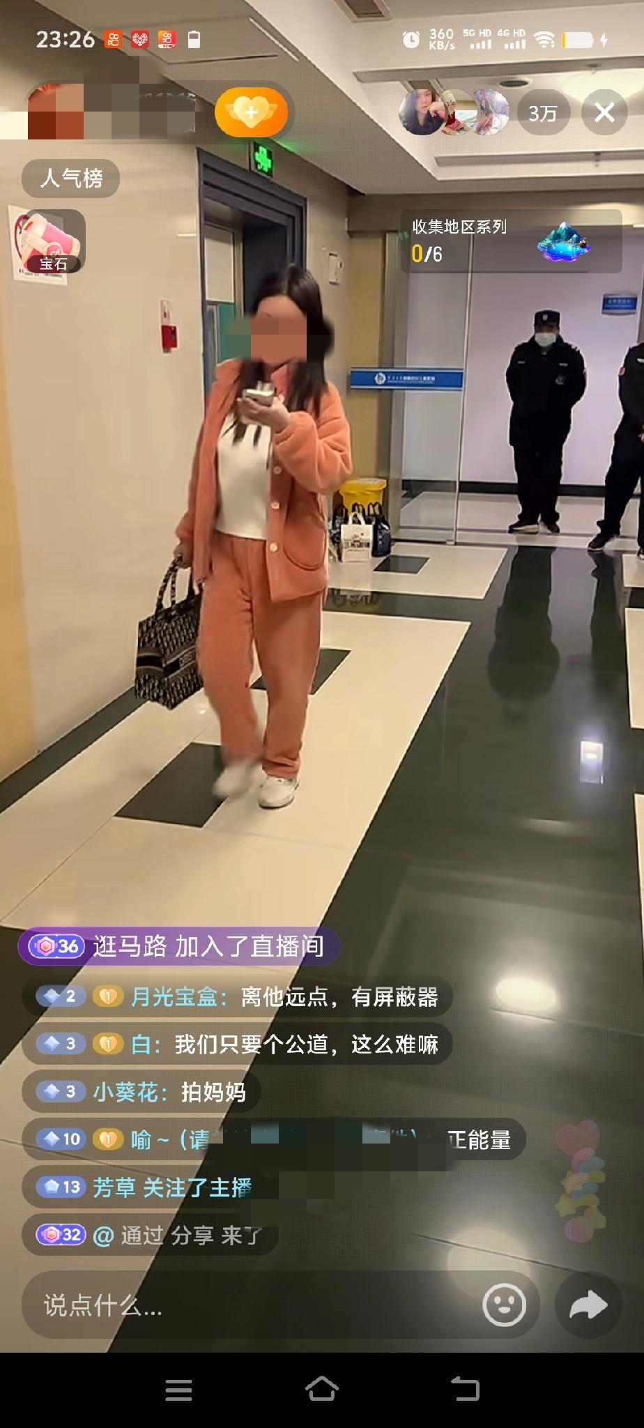 他们直播间人气还是特别高，网友纷纷打出正能量，以此来支持他们夫妻俩，太不容易了，