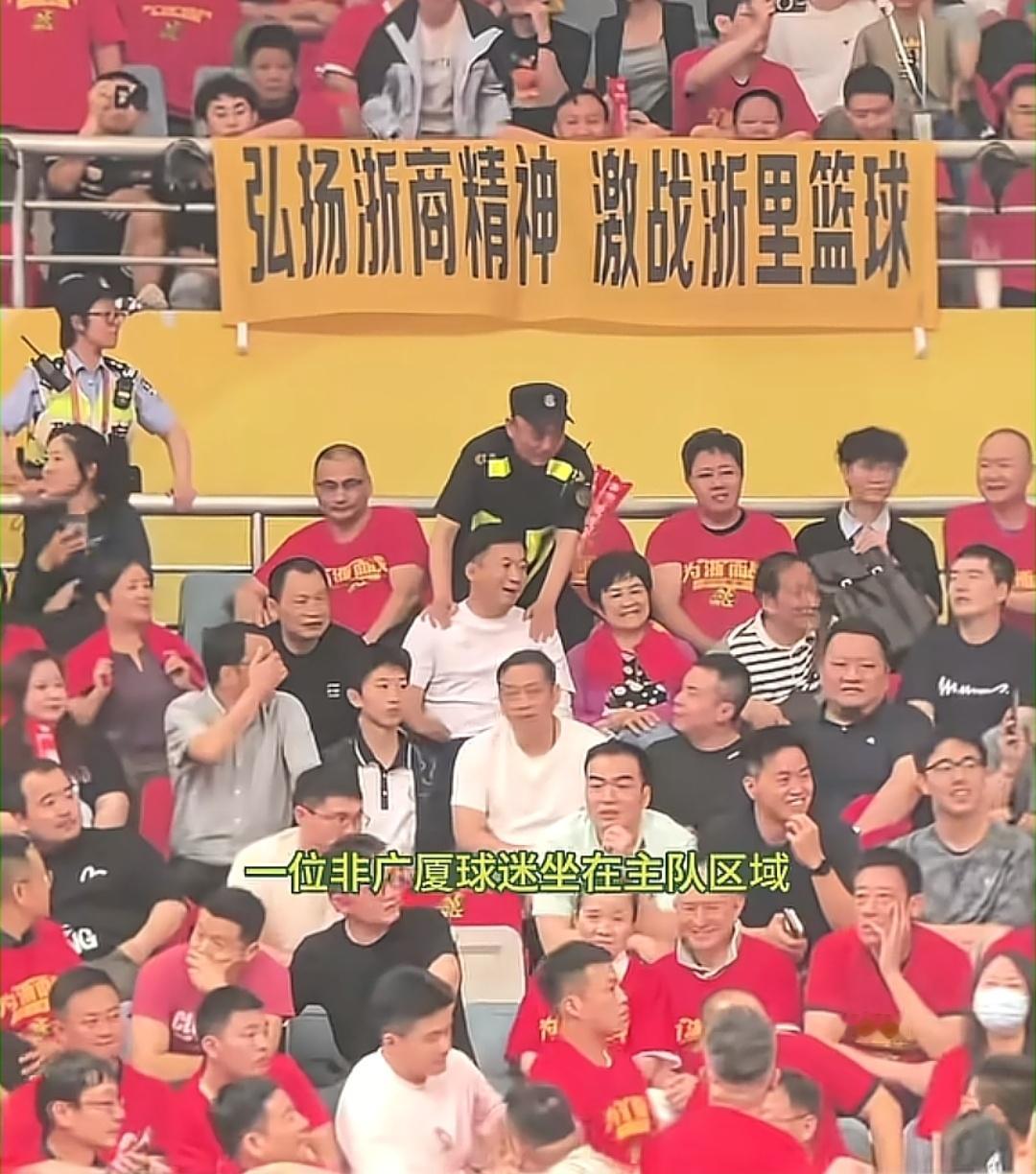 篮球赛场本是切磋球技、探讨战术、交流球迷文化的纯粹竞技场，球迷本该聚焦球员拼搏、