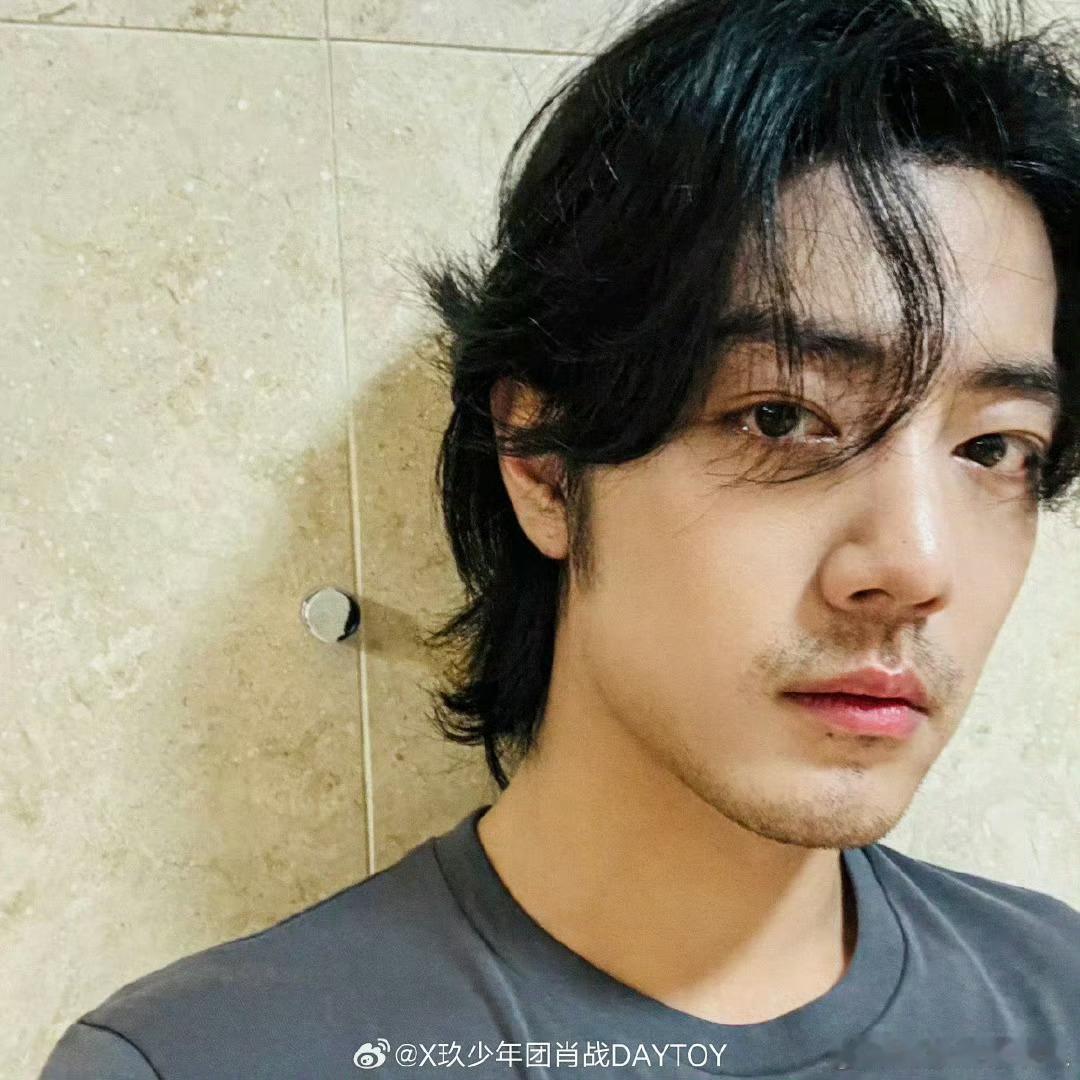 长发肖战 长发王一博 帅哥们怎么留长发都这么酷 
