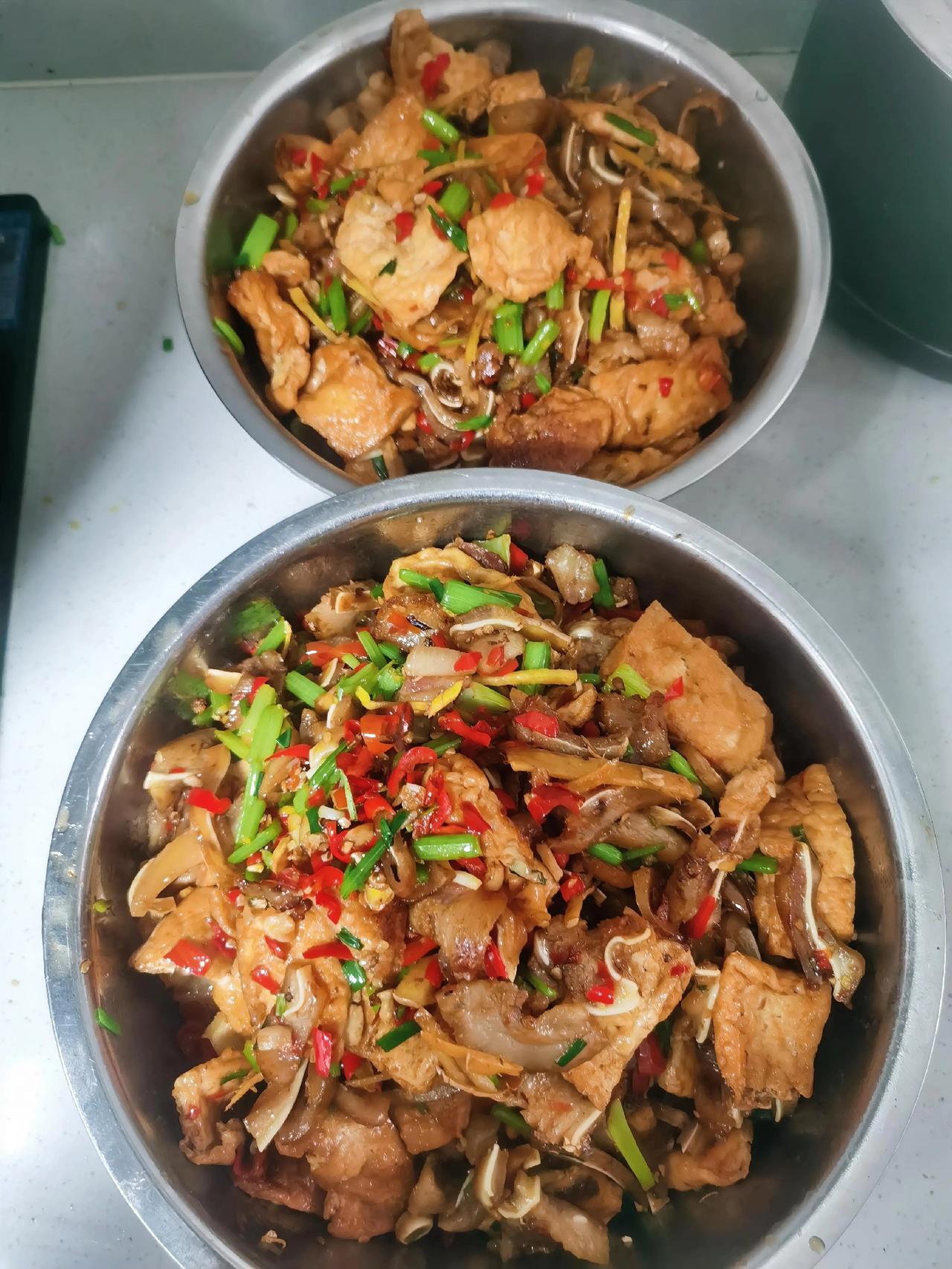 今日公司食堂家常菜谱：
猪耳朵炒煎豆腐
猪肉炒红萝卜
萝卜芋头汤。

每天忙忙碌