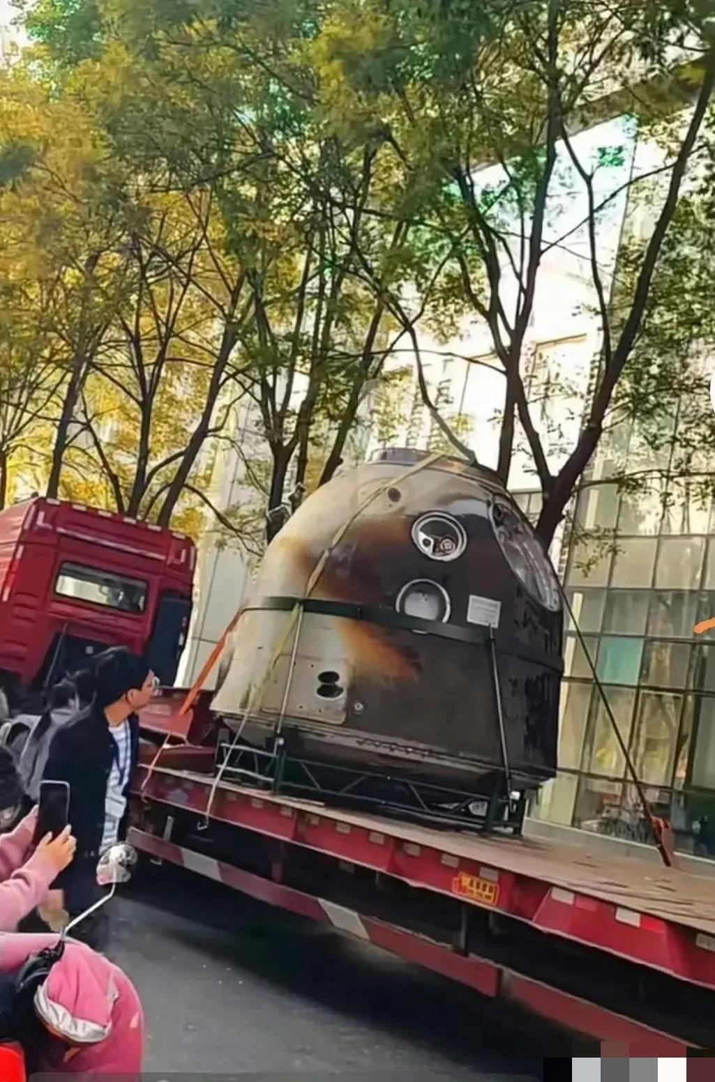 就这么大摇大摆的拉着走？也不拿个东西盖一下？