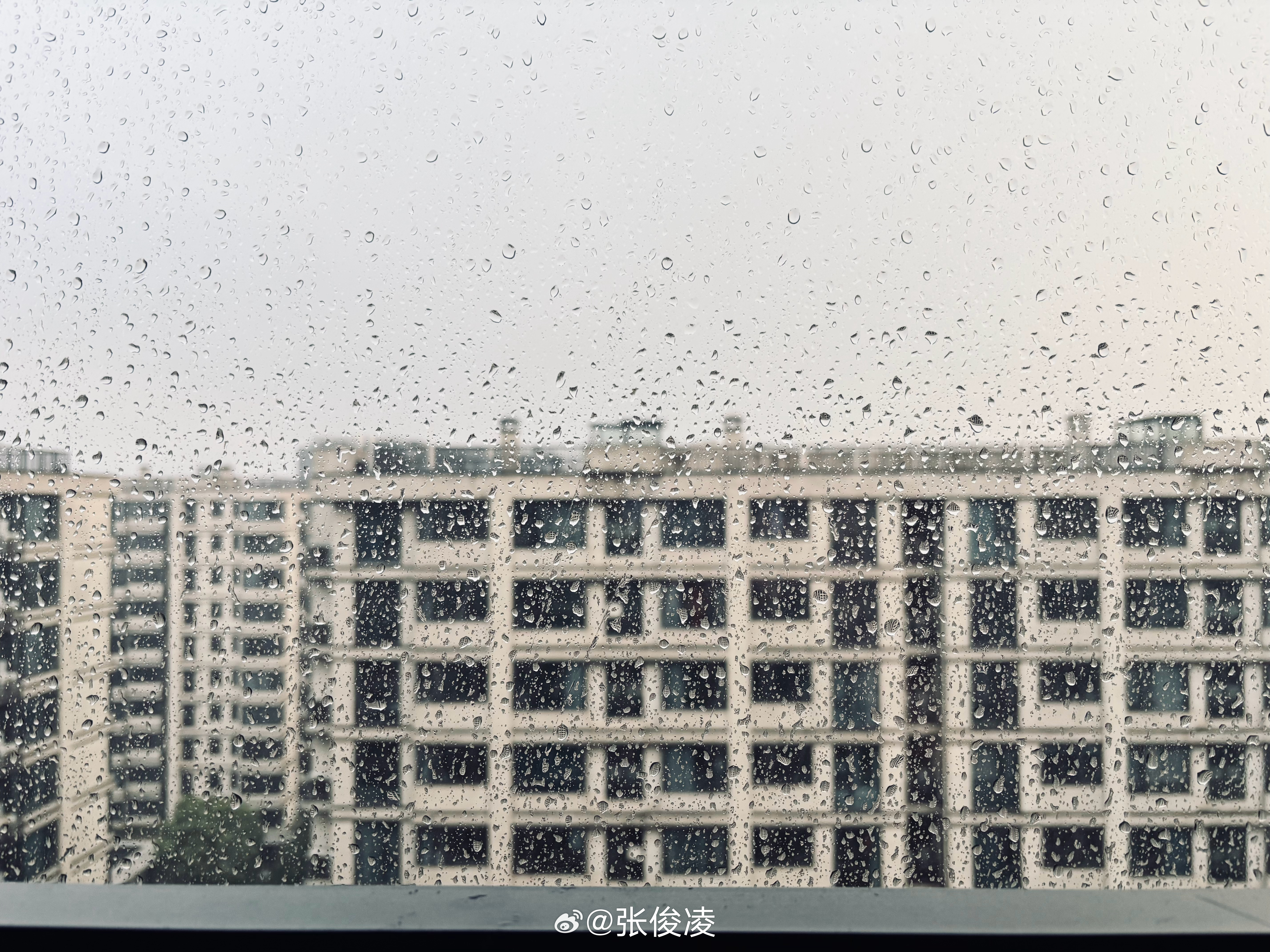 本来晚上想剪视频的，可是下雨了 杭州·杭州大会展中心