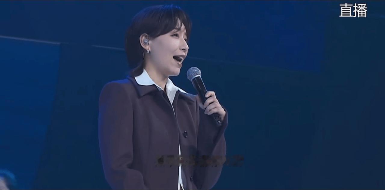 李斯丹妮踩6厘米超细高跟鞋表演 李斯丹妮也太飒了吧！谁能想到裤子下藏着6厘米超细