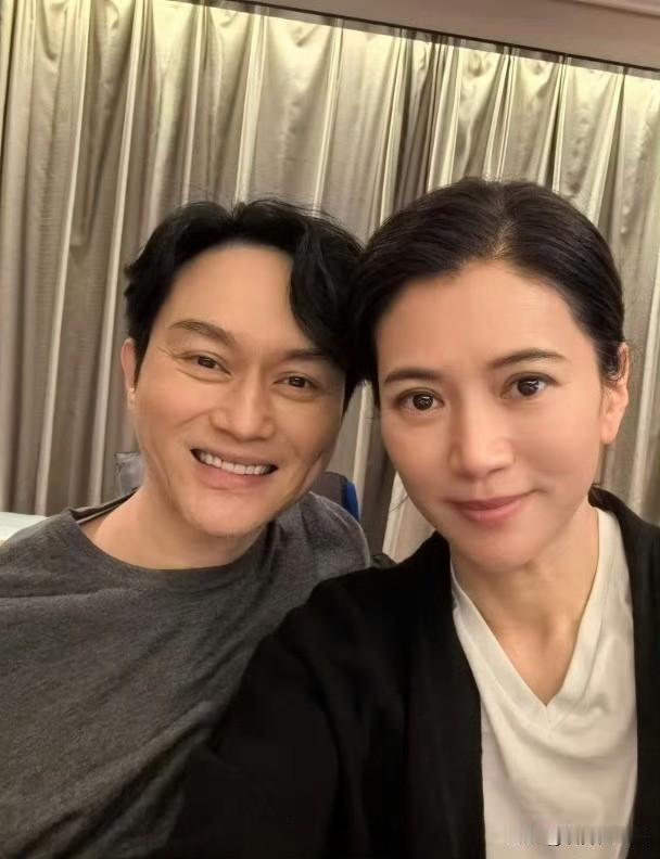 袁咏仪近日谈儿子进娱乐圈的事儿，直言儿子没达到标准，不是光帅就行，还得看很多条件