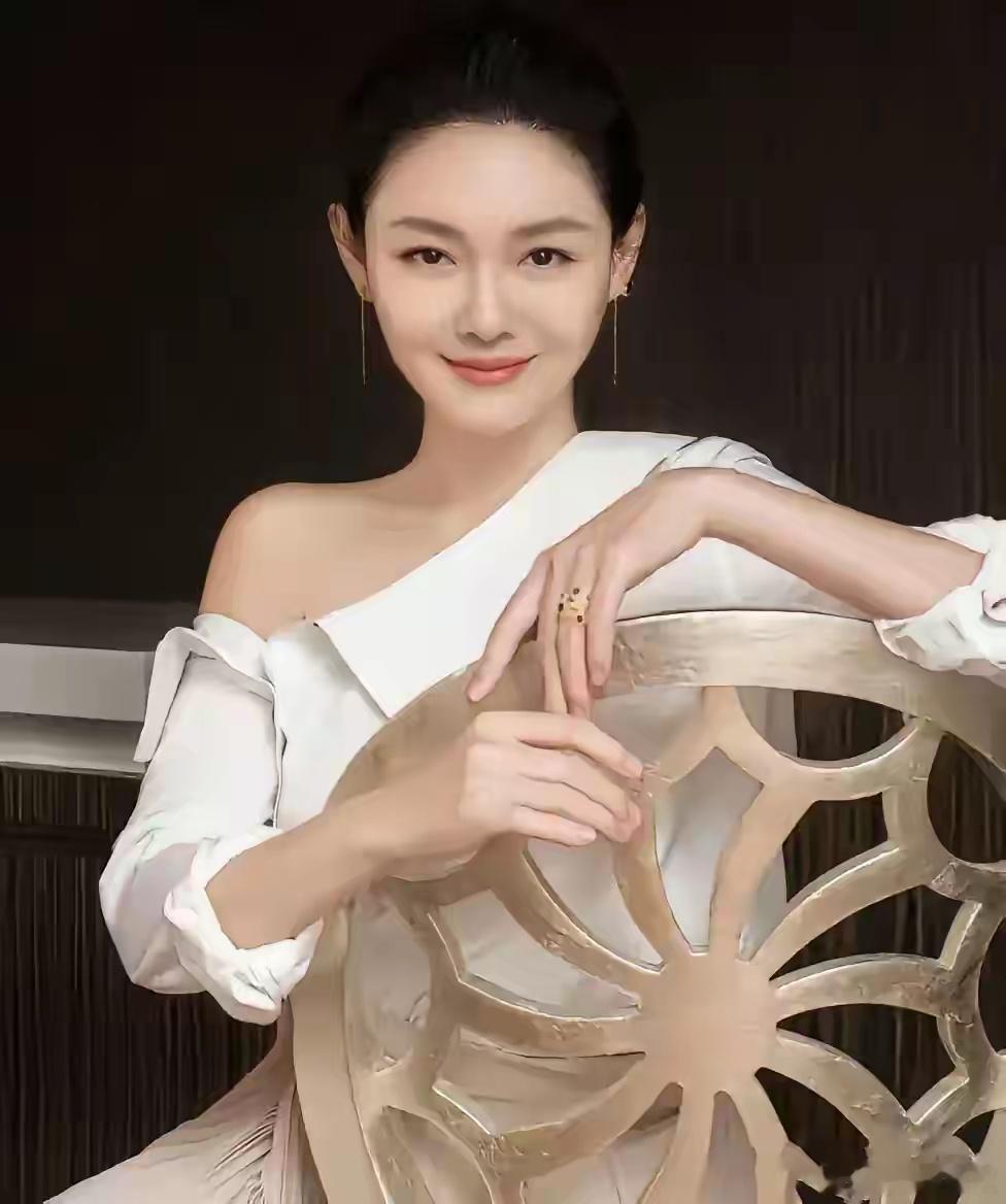 大S再掀波澜，汪家婚礼风波不断！汪小菲与马筱梅的婚礼计划成为舆论焦点。汪小菲开心